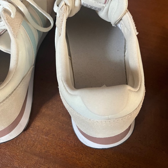 Adidas runners - barely worn / US size 8 - Picture 3 of 4